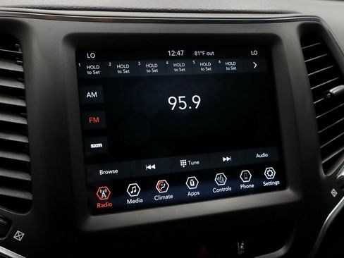 Used 2022 Jeep Cherokee Latitude Lux FWD image 3