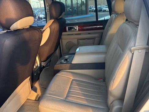 Used 2005 Lincoln Navigator Luxury image 4