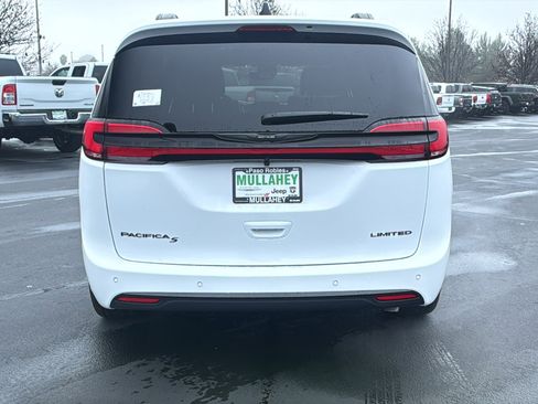 New 2026 Chrysler Pacifica Limited w/ Uconnect Theater Family Group image 4