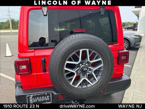 Used 2024 Jeep Wrangler Unlimited Sahara AWD/4WD image 4