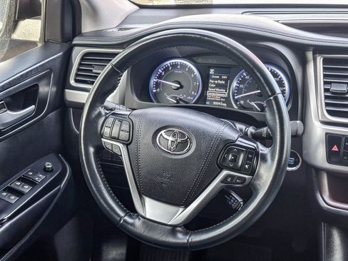 Used 2019 Toyota Highlander XLE image 18