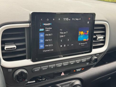 Used 2022 Hyundai Venue Limited FWD image 17