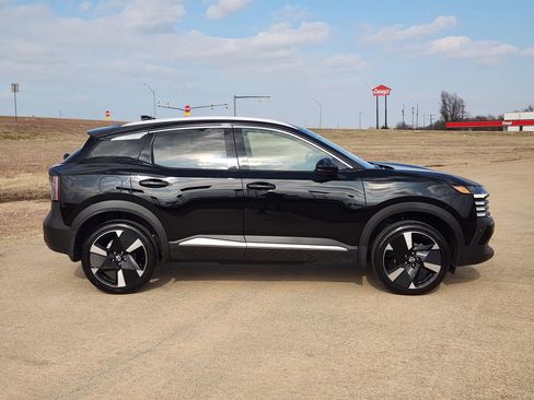 New 2026 Nissan Kicks SR image 7