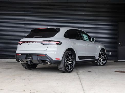 Certified 2025 Porsche Macan image 7