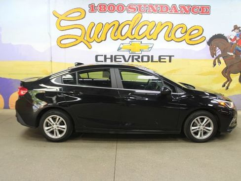 Used 2017 Chevrolet Cruze LT w/ LT Convenience Package FWD image 1