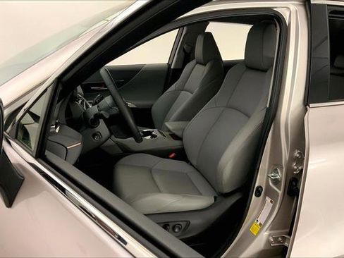 Used 2024 Toyota Venza XLE image 13