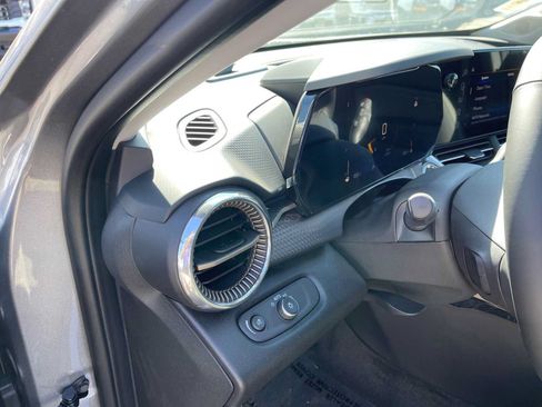 Used 2025 Chevrolet Trax ACTIV FWD image 21