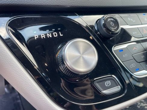 Used 2024 Chrysler Pacifica Touring-L FWD image 27
