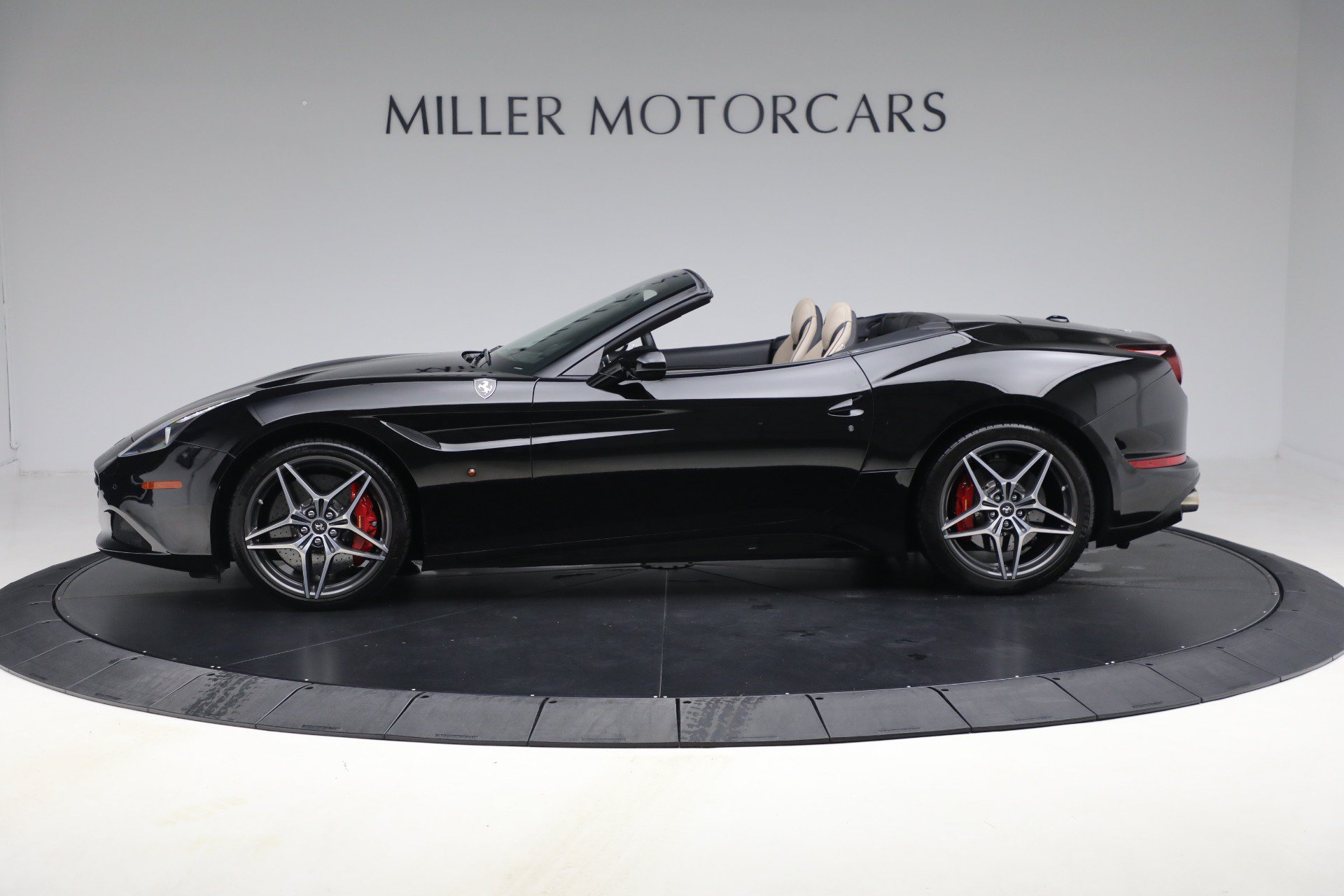 Certified 2016 Ferrari California T RWD image 4