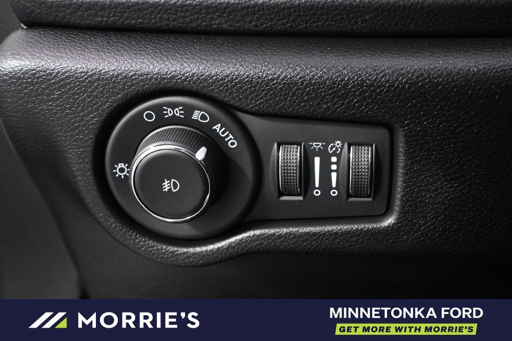 Used 2026 Chrysler Pacifica Select FWD image 27