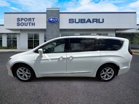 Used 2018 Chrysler Pacifica Touring-L w/ Tire & Wheel Group FWD image 6