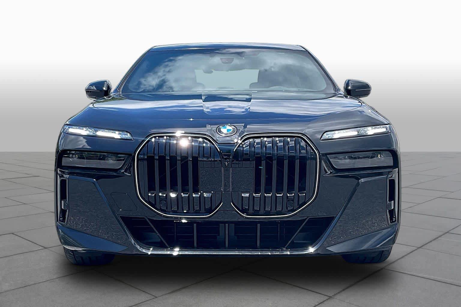 Used 2026 BMW 760i xDrive w/ Executive Package AWD/4WD image 3