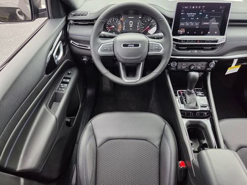 Used 2026 Jeep Compass Latitude AWD/4WD image 12
