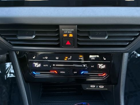 Certified 2025 Volkswagen Jetta SE w/ Sunroof Package image 24