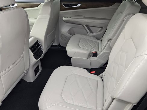 Certified 2025 Volkswagen Atlas SE image 12