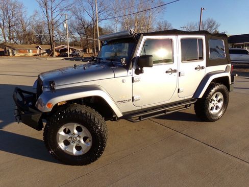 Used 2015 Jeep Wrangler Unlimited Sahara w/ Connectivity Group AWD/4WD image 5