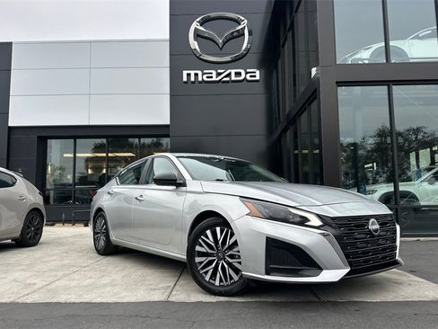 Used 2024 Nissan Altima 2.5 SV image 2