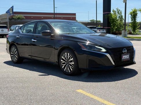 Used 2024 Nissan Altima 2.5 SV FWD image 8