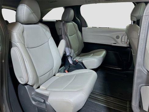 Used 2025 Toyota Sienna XLE image 26