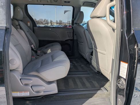 Used 2017 Toyota Sienna XLE Premium image 29