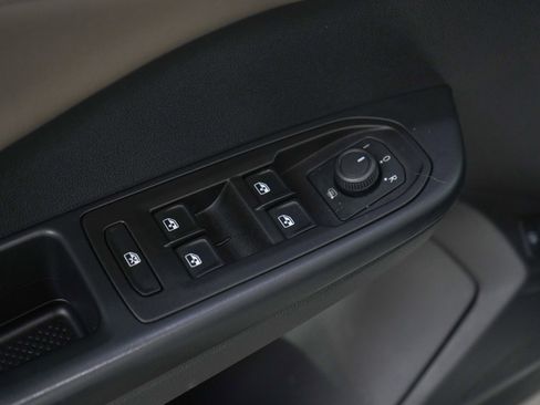 Used 2022 Volkswagen Taos SEL image 19