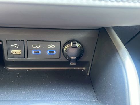 Used 2022 Toyota Highlander XLE AWD/4WD image 19