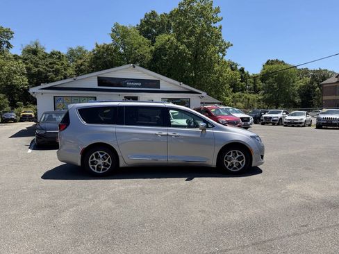 Used 2018 Chrysler Pacifica Limited FWD image 10