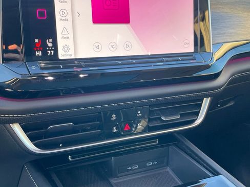 Used 2024 Volkswagen Atlas SEL Premium R-Line image 17