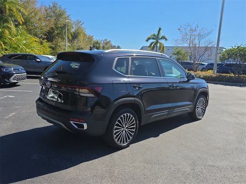 Used 2025 Volkswagen Taos SE image 3