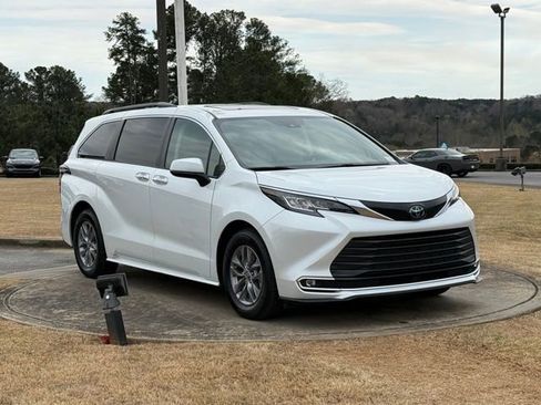 Used 2023 Toyota Sienna XLE w/ XLE Plus Package image 9