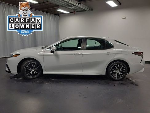 Used 2022 Toyota Camry SE image 5