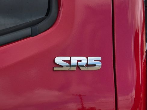 Used 2017 Toyota Tacoma SR5 w/ Tow Package RWD image 9