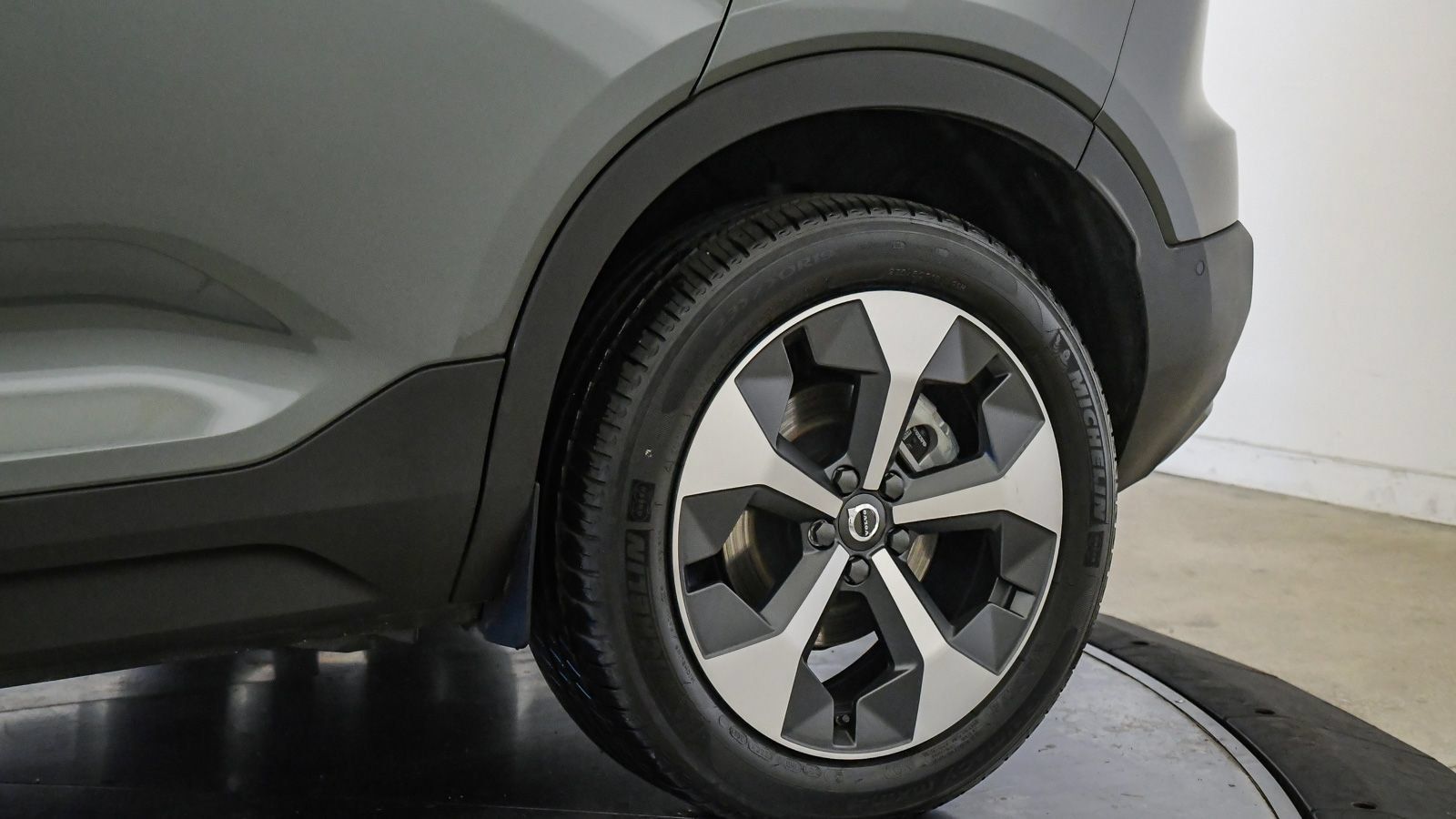 Certified 2026 Volvo XC40 B5 Plus AWD/4WD image 11