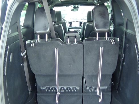 Used 2026 Chrysler Pacifica Limited FWD image 12
