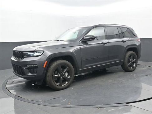 Used 2025 Jeep Grand Cherokee Limited w/ Black Appearance Package image 8