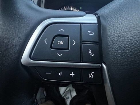 Used 2024 Toyota Highlander AWD image 16