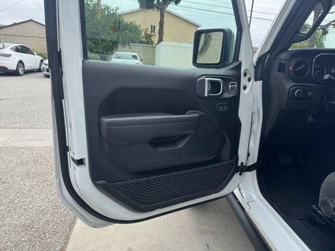 Used 2025 Jeep Wrangler Unlimited Rubicon AWD/4WD image 18