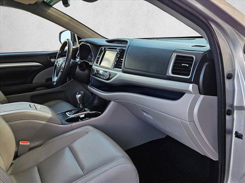Used 2018 Toyota Highlander XLE AWD/4WD image 20