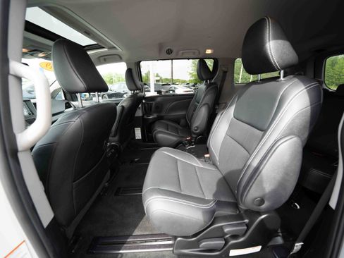 Used 2019 Toyota Sienna SE w/ SE Preferred Package AWD/4WD image 23
