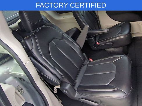 Certified 2024 Chrysler Pacifica Touring-L image 32