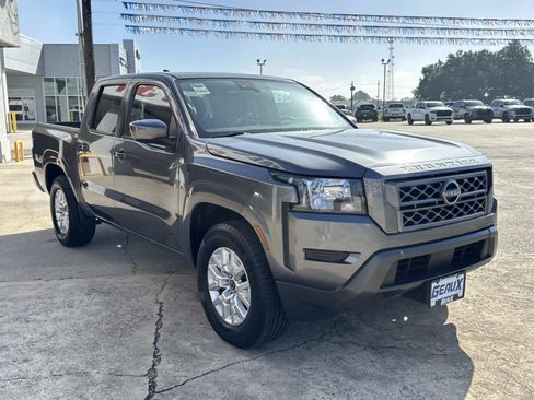 Used 2023 Nissan Frontier SV image 2