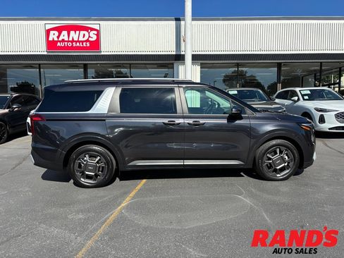 Used 2025 Kia Carnival EX FWD image 1