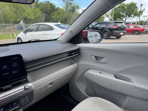 Used 2025 Hyundai Kona SEL FWD image 35