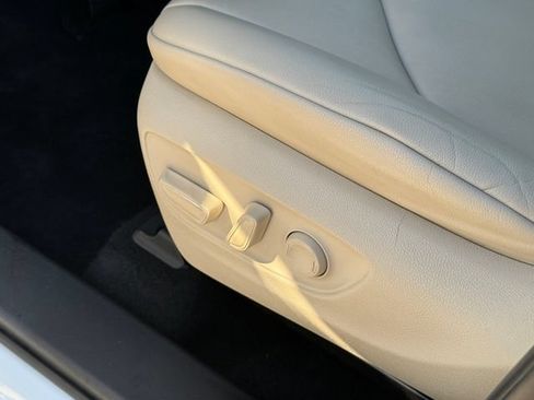Used 2022 Toyota Highlander XLE FWD image 15