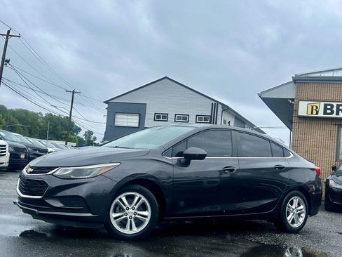 Used 2017 Chevrolet Cruze LT FWD image 2