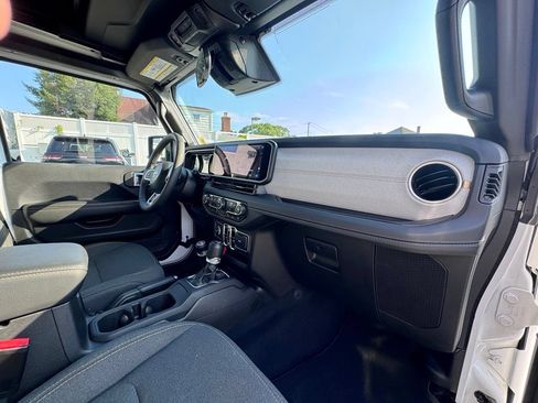 Used 2025 Jeep Wrangler Unlimited Sahara w/ Safety Group AWD/4WD image 17