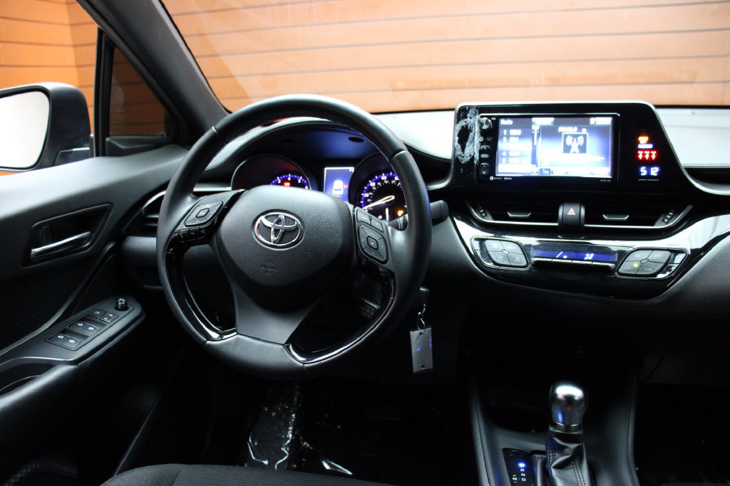 Used 2018 Toyota C-HR XLE FWD image 19