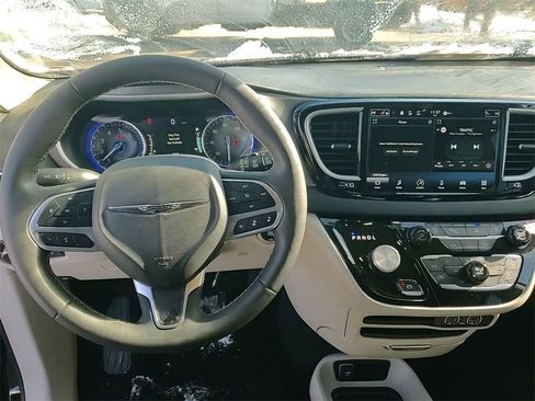 Used 2024 Chrysler Pacifica Touring-L image 36