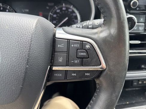 Used 2020 Toyota Highlander XLE AWD/4WD image 31