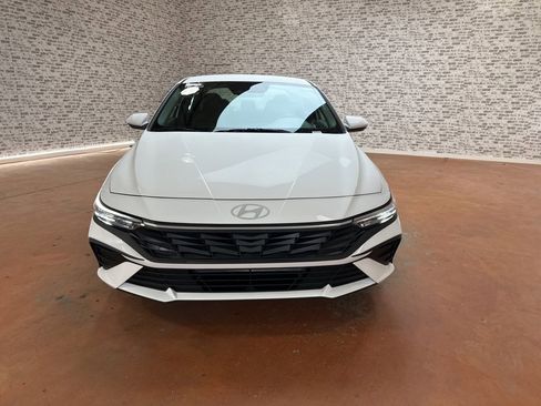 New 2026 Hyundai Elantra SE image 2